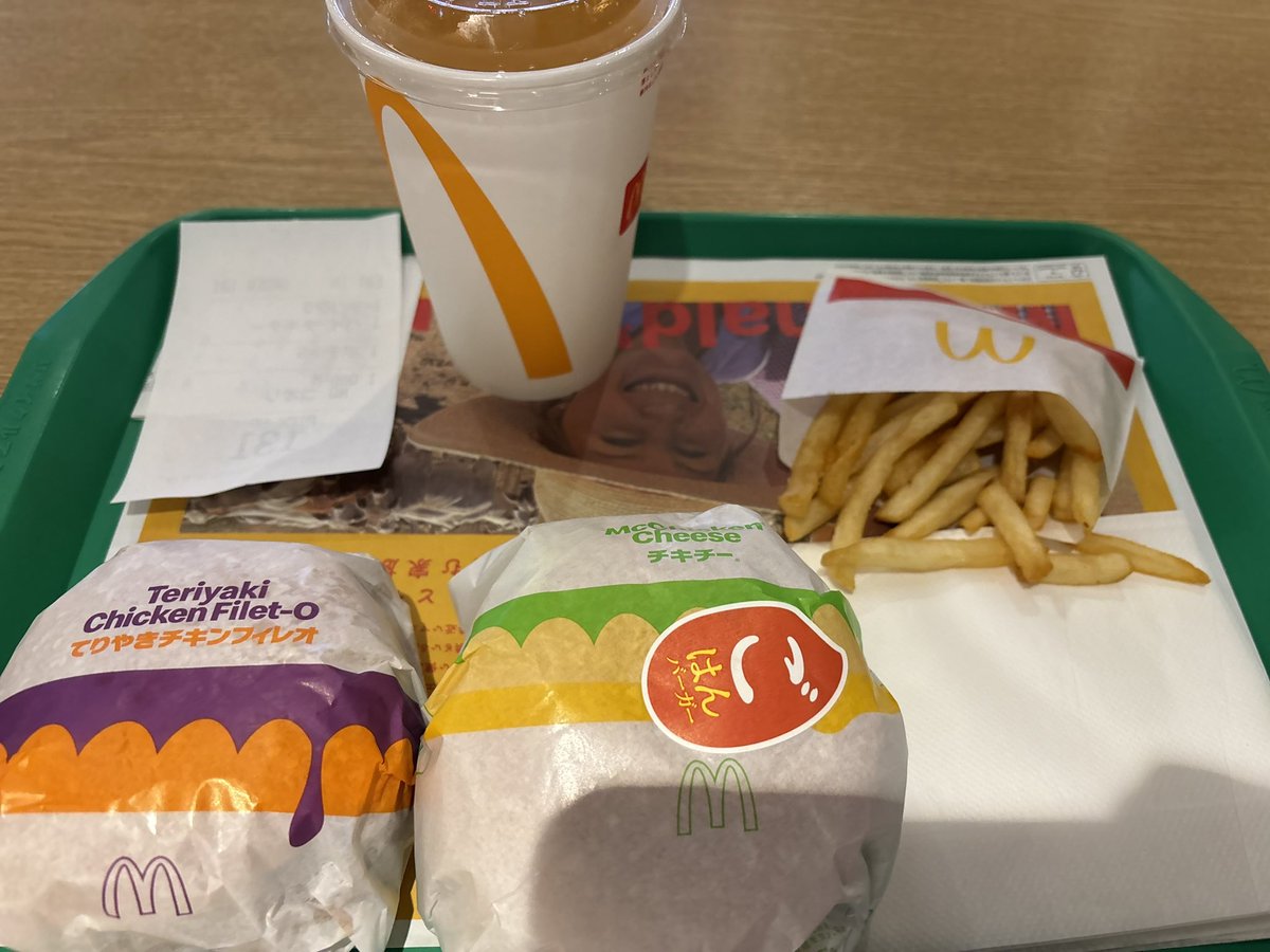 ZXh_RAN's tweet photo. ボウリング22G  (6時間)投げたあとの
マクド美味すぎ！

無くなってしまう2つの
バーガー食べてきた……ほんとに
無くならないでくれ💦

倍バーガーなのにごはんシール貼られてるのワロタ🤣 https://t.co/wU4D87EGhu