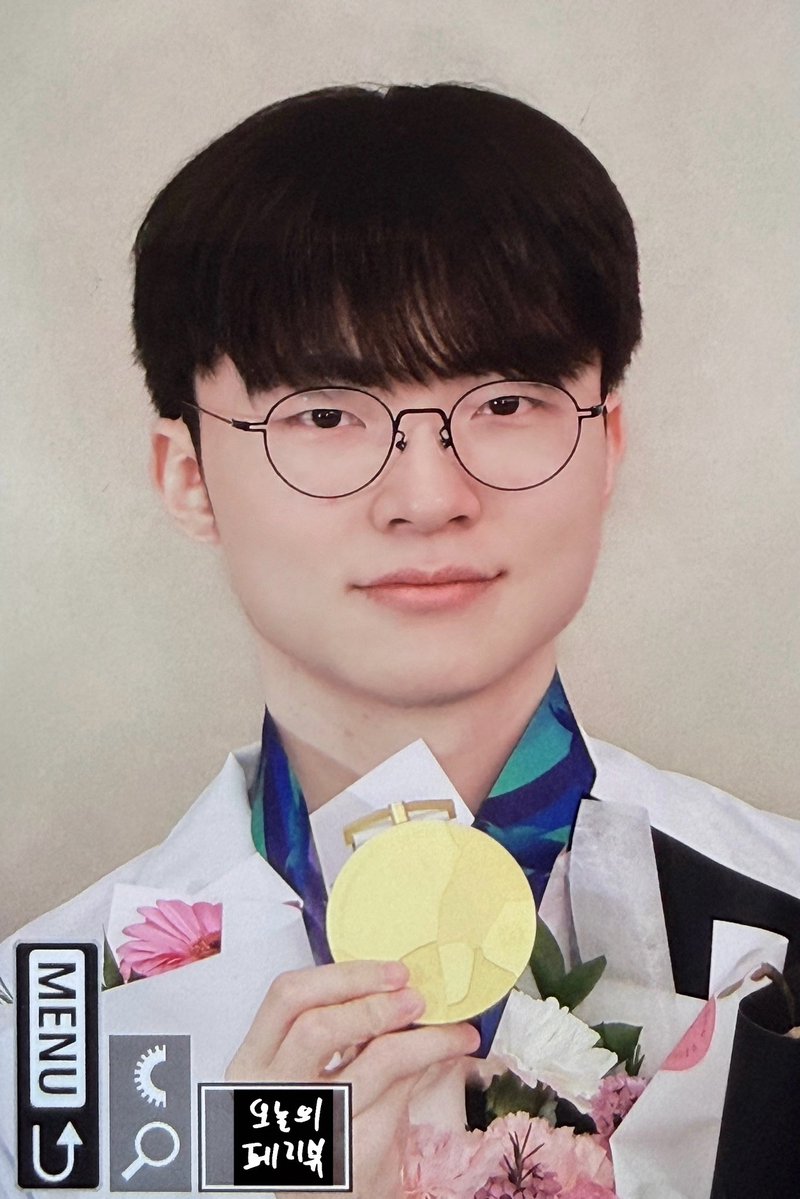 dear__faker's tweet photo. 261003 국대팀 귀국 인터뷰 

금메달혁🥇
축하합니다🥇
#Faker #이상혁 https://t.co/TzDOPQYJj5