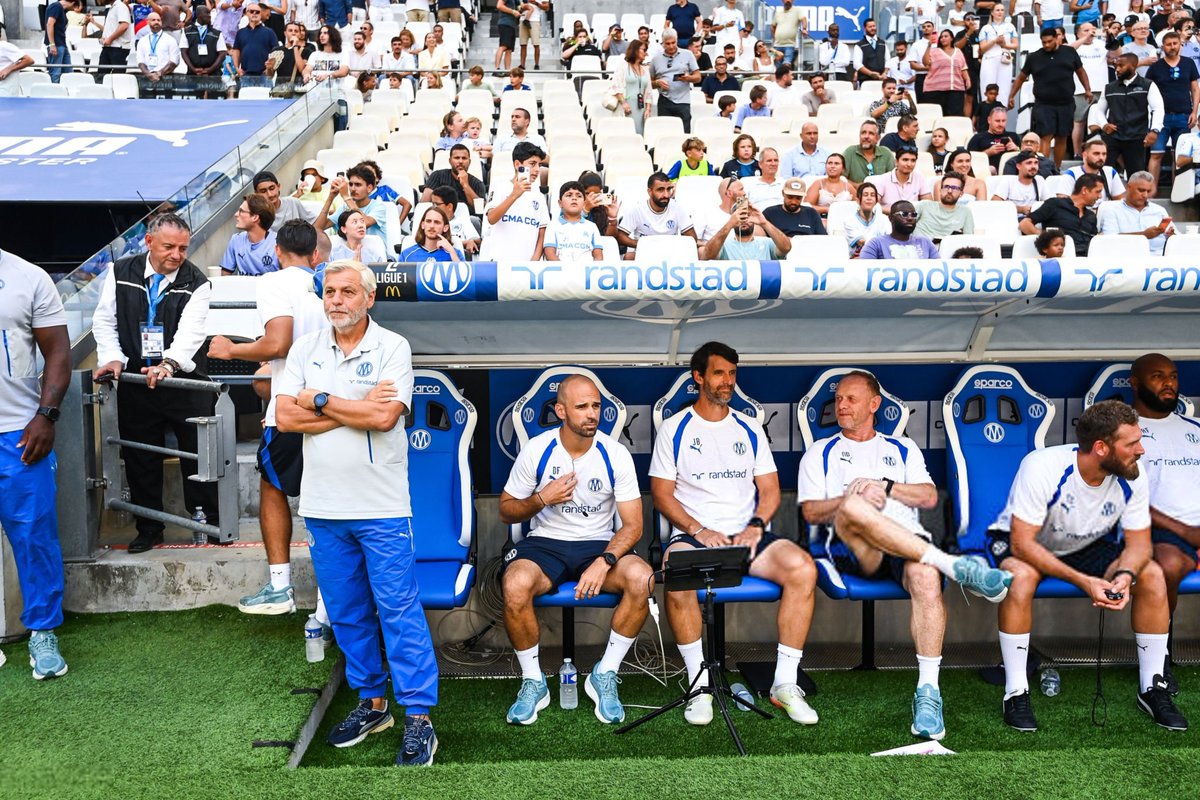 LaMinuteOM_'s tweet photo. 🚨 Titou Hasni, directeur du centre de formation de l'OM :

"Bruno Genesio et ses adjoints connaissent les jeunes. On a un relais quotidien avec Jérémie Bréchet.

(Jeudi) soir, on a passé une heure et demie à échanger sur les joueurs : 'On a envie de voir lui, on a trouvé bien lui'.

Ils regardent aussi les matchs de l'équipe Pro 2."

(La Provence)
#TeamOM
