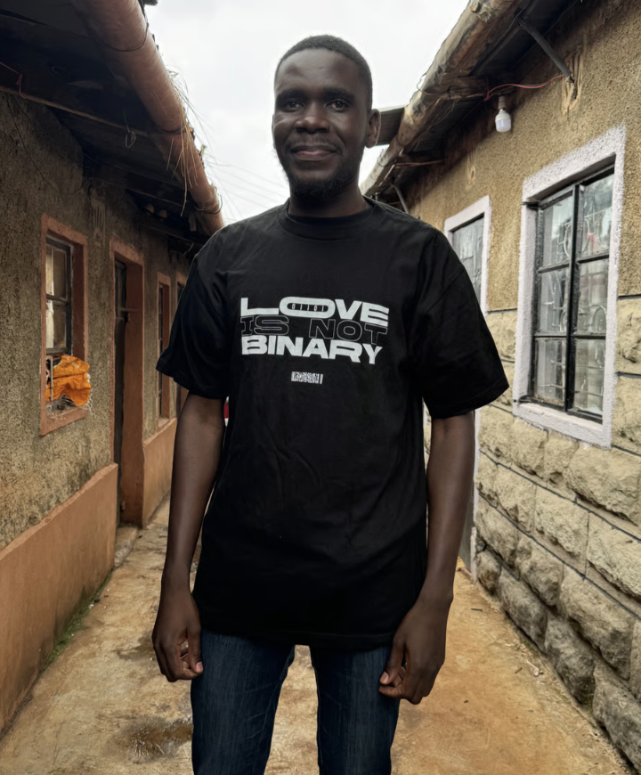 yoox960093's tweet photo. 「LOVE IS NOT BINARY／愛は二元的ではない」Tシャツ

性別二元論に収まらない人のあり方を、白黒とバイナリコードで描いた一枚です。デザインはTaichi Hiranoさん。日々の装いにメッセージを。

1枚3,000円・国内送料込み（S〜XXXL・ユニセックス）

■ クーポンコード
2枚で1,000円引き：T2SALE5（6,000円以上）
3枚で2,000円引き：T3SALE（8,000円以上）

売上の一部は、ケニアのLGBTQ+難民の生活と自立を支える活動にあてられます。
https://t.co/f0YQybvIaM
#AKATALE