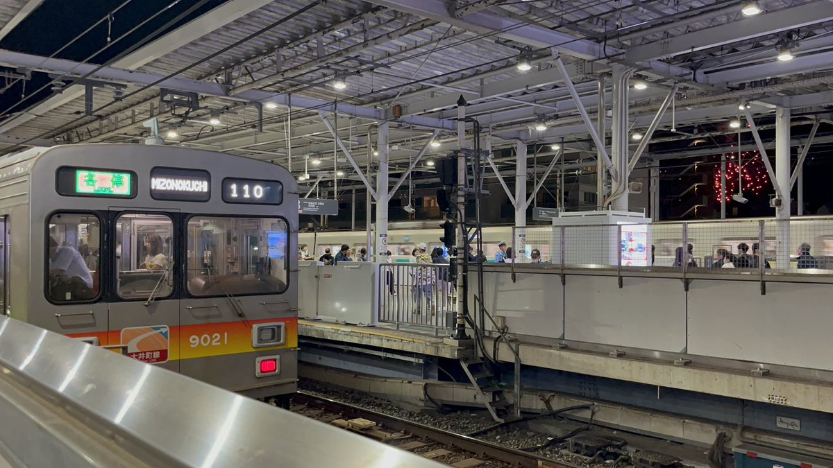 TQ9010F's tweet photo. かろうじて撮れたもの
川崎側に渡りたかったけど人が多いのと交通規制が... https://t.co/zAFKbKTf78