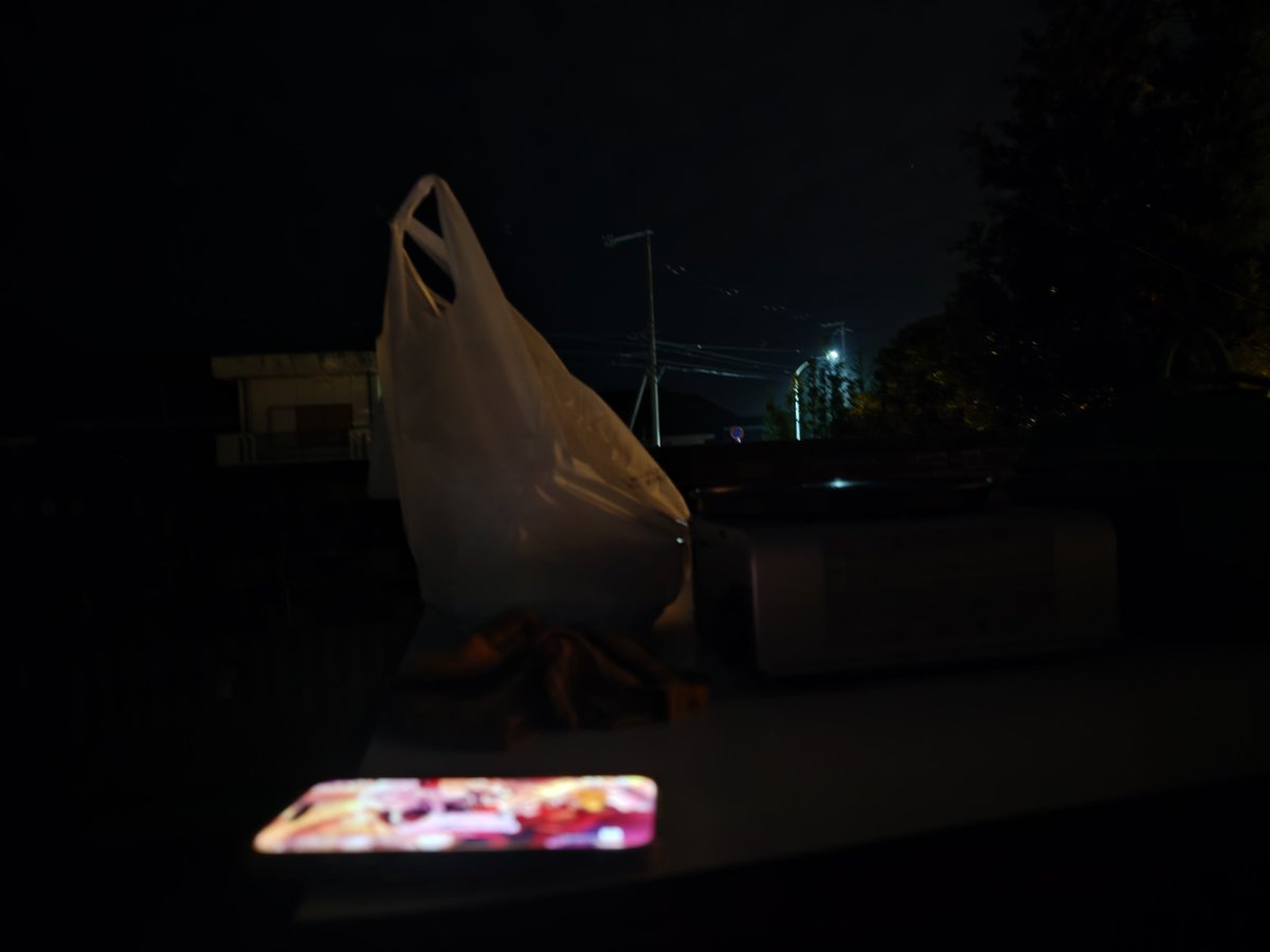santarou2345's tweet photo. 屋上（星ないけど）で肉待ちながらアプリゲーやるのもまた一興です

いつぞやの暑さがまるでウソのようだ
これくらいの冷気なら虫もこないかな https://t.co/AXkYDIjfiA
