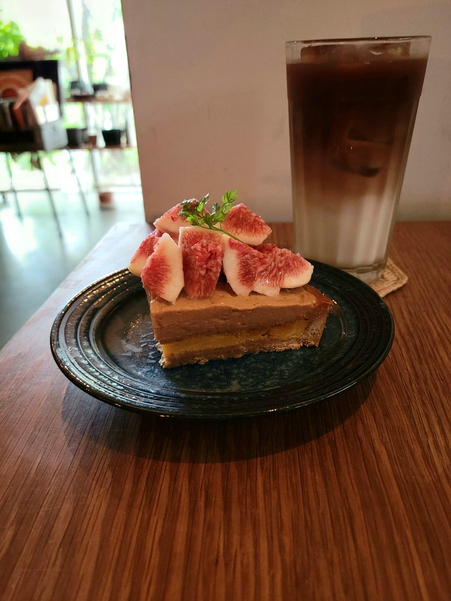 86hikiko86's tweet photo. カフェ活した休日
イチジクのタルト最高
秋を感じました🍁
カフェ活って美しい…🤤 https://t.co/xfo1s8YBoe