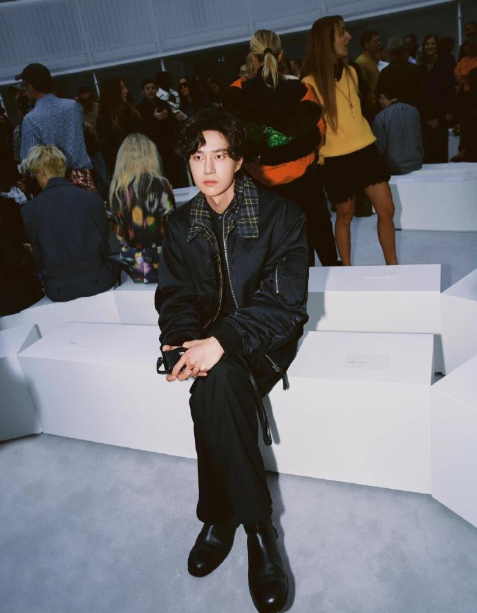 THEAURORA85's tweet photo. กลับมาตอกย้ำความเริ่ดจากโชว์ Loewe ที่ซีซันนี้แบรนด์เริ่มลดความล้ำแบบงานคราฟต์ไฮเทคหลุดโลกจากซีซันก่อนๆ ลง แล้วหันมาเน้นโครงเสื้อผ้าที่จับต้องและสวมใส่ในชีวิตประจำวันได้ง่ายขึ้น แต่อี้ป๋อฮีเอางานคราฟต์หลุดโลกอยู่นะ
#WangYibo #LoeweSS27
#ParisFashionWeek #PFW
#Loewe @LoeweOfficial https://t.co/BJDHIGNgGY