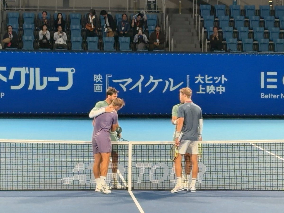 YucalinT's tweet photo. ちょっとだけだけどショーコート行けて良かった。最後ネット際でババソリがジェリンスキのことをなでていたけど、仲良いのかな？歳は近そうだけど。 https://t.co/D4sH9AGcvJ