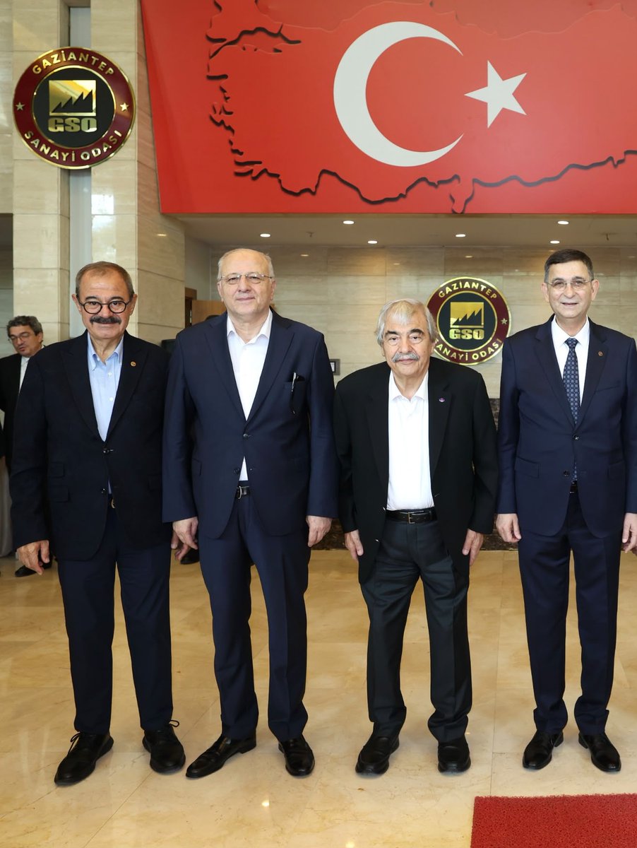 gso_kurumsal's tweet photo. Onursal Başkanımız Abdulkadir Konukoğlu ile önceki dönem Yönetim Kurulu Başkanımız ve önceki dönem Gaziantep Milletvekili Nejat Koçer, Odamız Meslek Komiteleri ve Meclis Üyelikleri seçimlerinde oy kullanan üyelerimiz ve adaylarla bir araya geldi.

Konukoğlu ve Koçer, seçimlerin Odamızın birlik ve dayanışma anlayışına yakışır bir atmosferde gerçekleştiğini ifade ederek, sonuçların Gaziantep ve ülkemiz için hayırlı olmasını diledi.