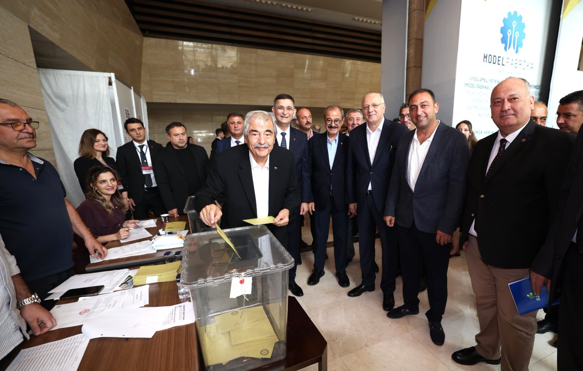 gso_kurumsal's tweet photo. Onursal Başkanımız Abdulkadir Konukoğlu ile önceki dönem Yönetim Kurulu Başkanımız ve önceki dönem Gaziantep Milletvekili Nejat Koçer, Odamız Meslek Komiteleri ve Meclis Üyelikleri seçimlerinde oy kullanan üyelerimiz ve adaylarla bir araya geldi.

Konukoğlu ve Koçer, seçimlerin Odamızın birlik ve dayanışma anlayışına yakışır bir atmosferde gerçekleştiğini ifade ederek, sonuçların Gaziantep ve ülkemiz için hayırlı olmasını diledi.