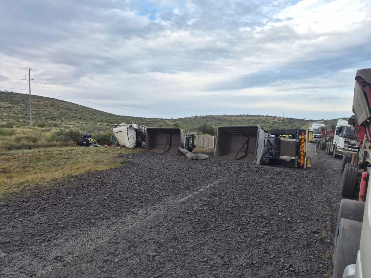 lnnocent191535's tweet photo. NORTHERN CAPE - KURUMAN

R31 - Fatal crash: HMV vs LMV between Kuruman and Hotazel. Emergency services on scene. Proceed with caution.

📍 https://t.co/hnpXUlqfqa

#Kuruman #R31
 #SANationalUpdates https://t.co/etGiP6o4Rf