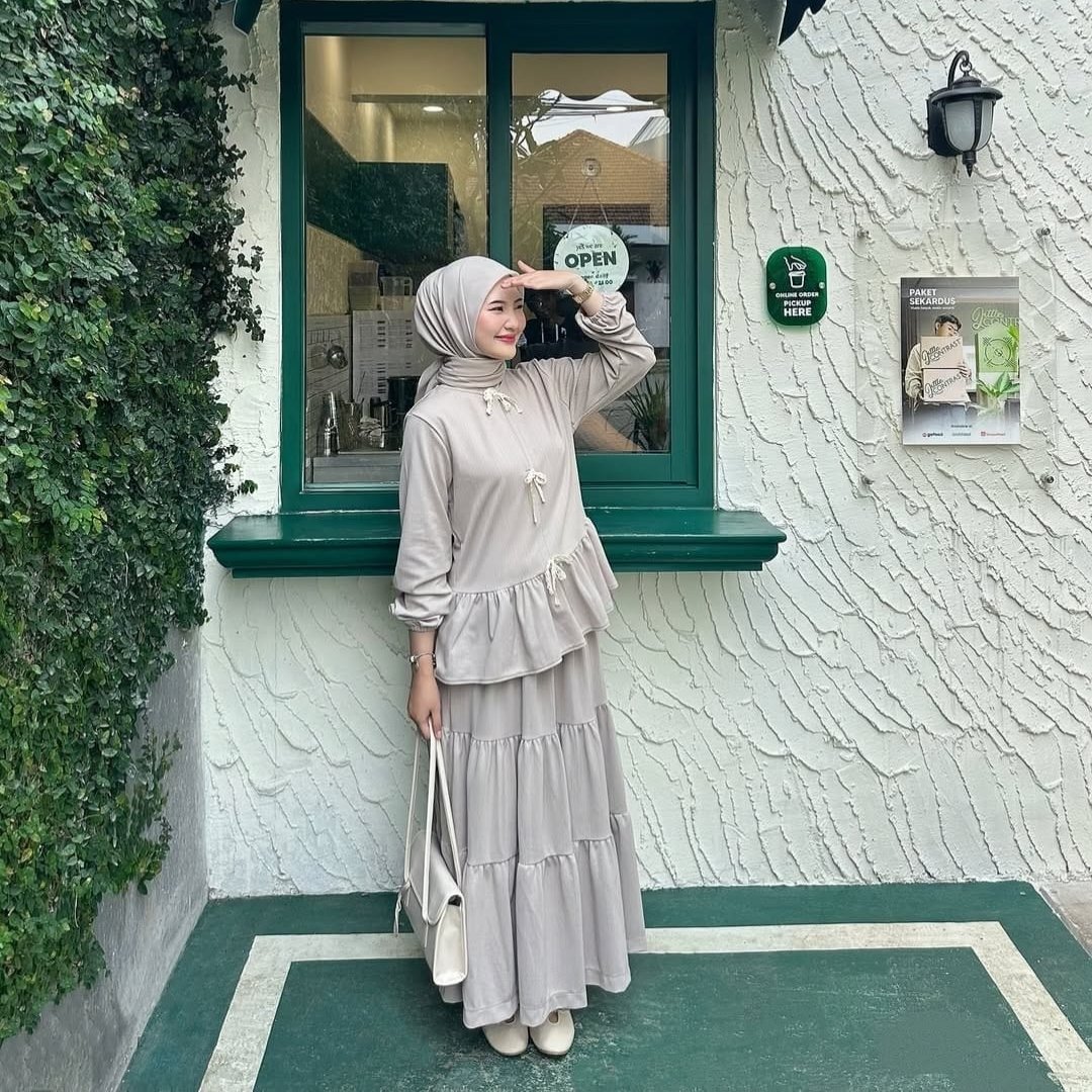 inspirasiootdh's tweet photo. *Inspirasi Outfit Nongki Adem*😘
Detail Outfit✨
 Atasan
https://t.co/RxaPPfYTCT

 Bawahan Rok
https://t.co/4lov66zu4e

 Hijab
https://t.co/0F21IvHGVr

 Tas
https://t.co/JYj5pAtz7L
Malming Sabtu Minggu #ootd
#BOTANIKA https://t.co/hfkWK6BCLD
