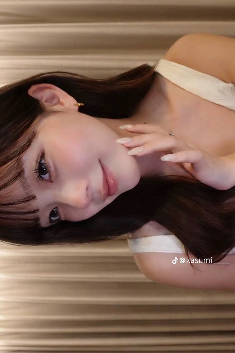 CherylHaywardS1's tweet photo. 帽子被ってても隠しきれないこの爆美女感。すれ違ったら思わず振り返ってしまう女性のお手本すぎる https://t.co/ouMqLPab6N