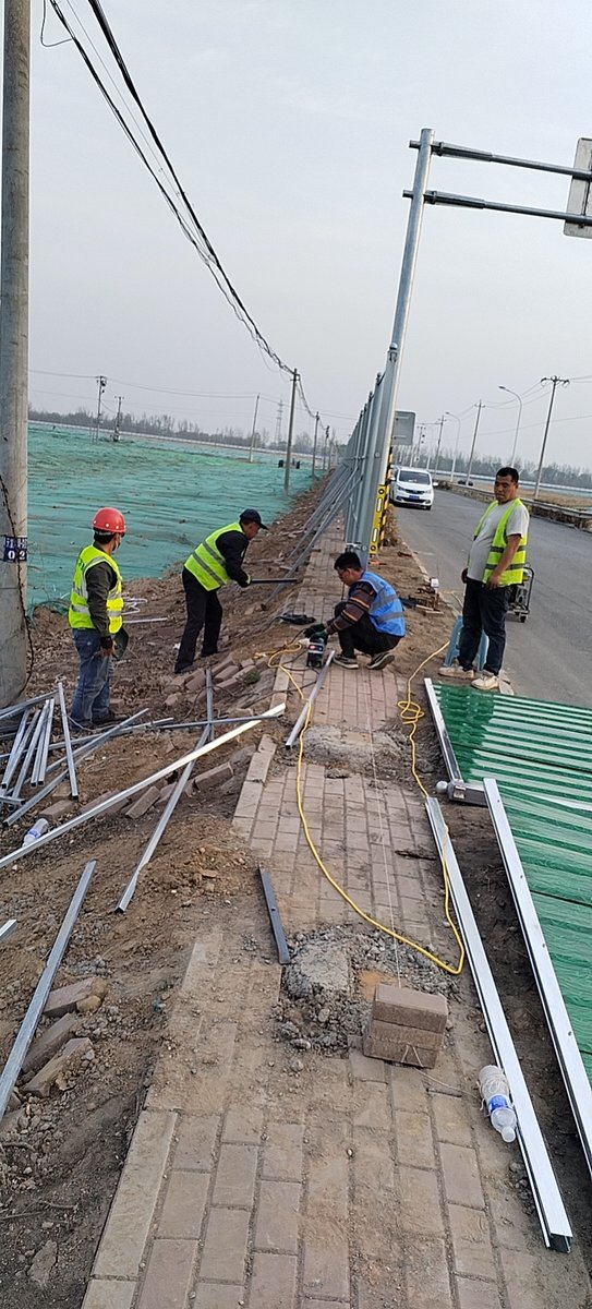 roybr_steph_16's tweet photo. The traffic guard stood by the crossbar, with manganese steel pipes neatly placed in front of him. https://t.co/Q5XeKzOgZL
