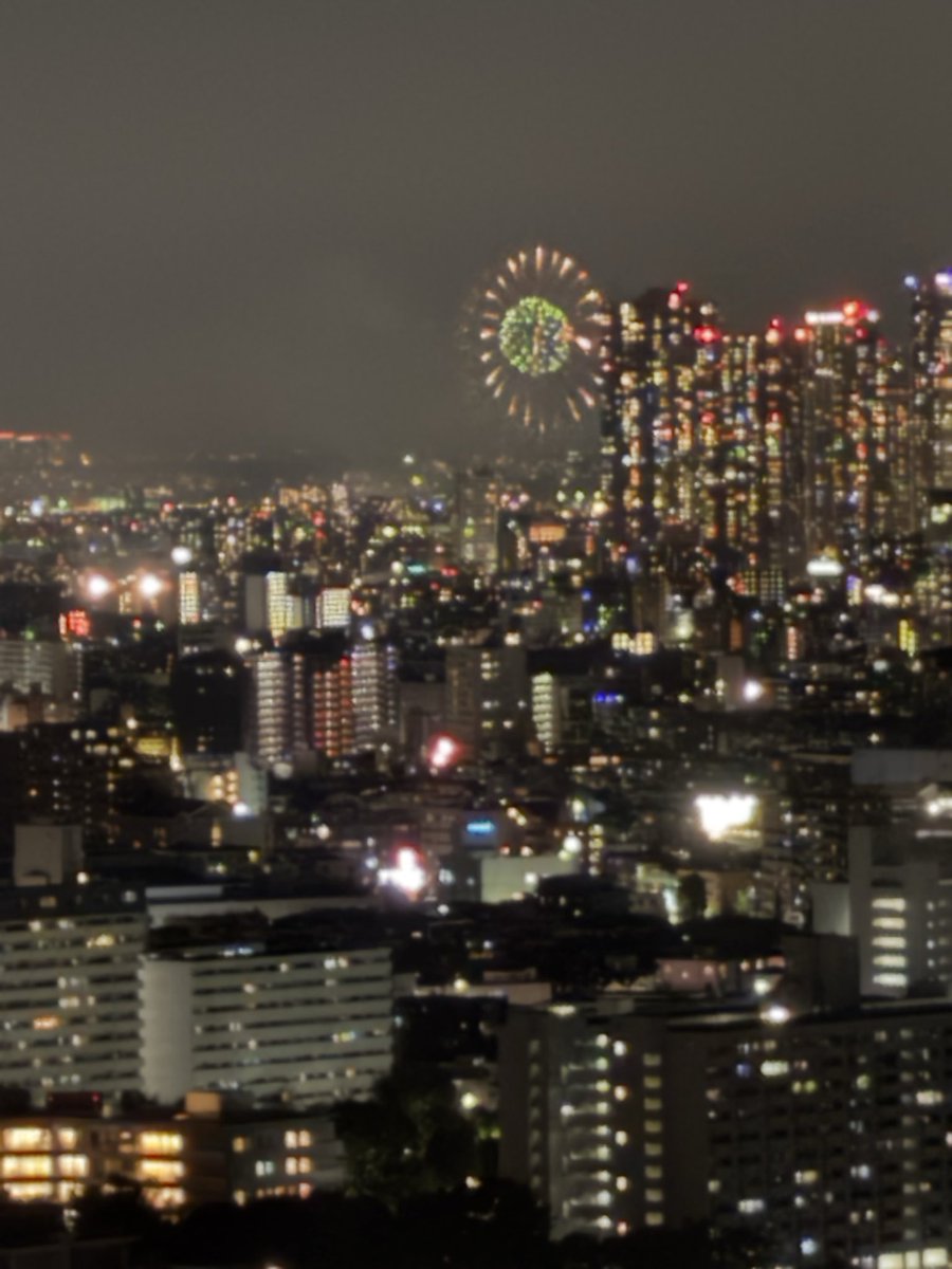 Visdon's tweet photo. 多摩川花火は川崎市役所からだと流石に遠いっすね
あと武蔵小杉が邪魔 https://t.co/9Cx4PuWg4i