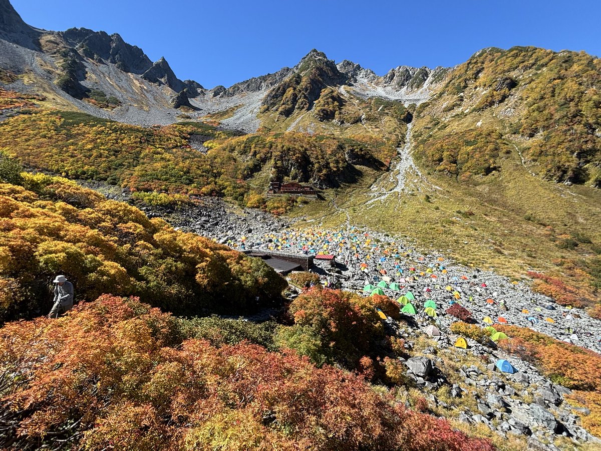 alps94_m's tweet photo. 北穂高岳に登ってきました⛰️涸沢の紅葉、奥穂高〜涸沢岳のモルゲンロート、山頂から見える大キレット越しの槍ヶ岳…今回の登山も贅沢なくらいの大絶景！そして北穂高小屋のテラスでのコーヒータイムは最高でした！！ https://t.co/LwX62rFrb7