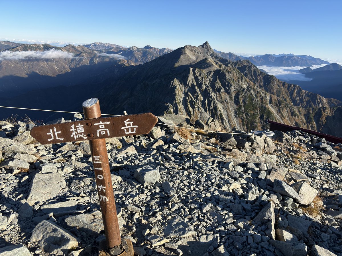alps94_m's tweet photo. 北穂高岳に登ってきました⛰️涸沢の紅葉、奥穂高〜涸沢岳のモルゲンロート、山頂から見える大キレット越しの槍ヶ岳…今回の登山も贅沢なくらいの大絶景！そして北穂高小屋のテラスでのコーヒータイムは最高でした！！ https://t.co/LwX62rFrb7