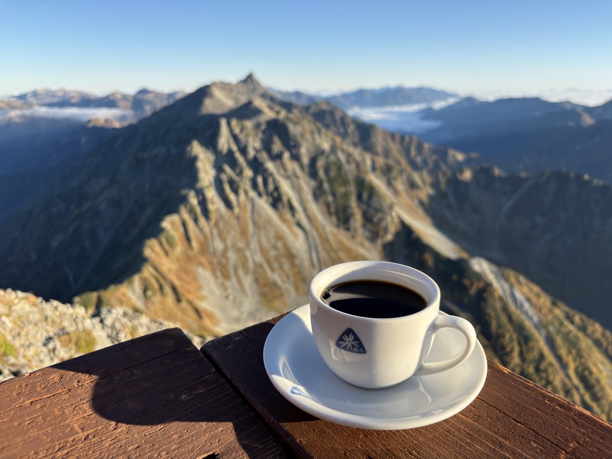 alps94_m's tweet photo. 北穂高岳に登ってきました⛰️涸沢の紅葉、奥穂高〜涸沢岳のモルゲンロート、山頂から見える大キレット越しの槍ヶ岳…今回の登山も贅沢なくらいの大絶景！そして北穂高小屋のテラスでのコーヒータイムは最高でした！！ https://t.co/LwX62rFrb7