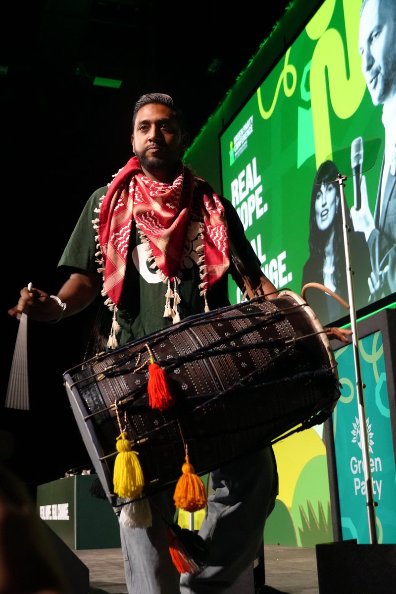 TurnLeftMediaUK's tweet photo. 🟩 @MothinAli, a man who knows how to make an entrance, arrived on stage for his conference speech accompanied by his own private drummer! https://t.co/MlZndP1sWB