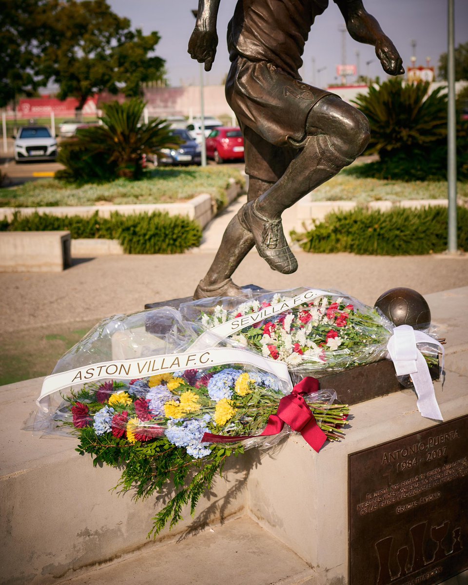 SevillaFC's tweet photo. Ayer, hoy y siempre en nuestro recuerdo, Antonio. 

🤝 @AstonVilla 💐 https://t.co/yKUrKhebu5