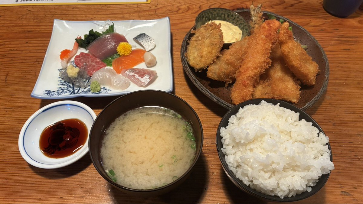 pachislotenchou's tweet photo. 【ヤマドラ界隈】
巡回時のグルメレポートです🐡ｲｸｩ

先日清水町にある美味しいと噂の北海道料理 中むら様にランチへ

刺身盛り、フライ盛り定食にご飯大盛りで注文

海老フライを一口食べると、外はサクサク中はプリプリで、バレットのように美味しさが飛んできて倖せでした！ https://t.co/KJmM6wSxte