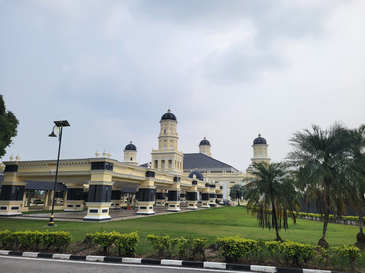 Z_kzu_'s tweet photo. Masjid Negeri Sultan Abu BakarとJalan Tan Hiok Nee https://t.co/816lN7Cg2F