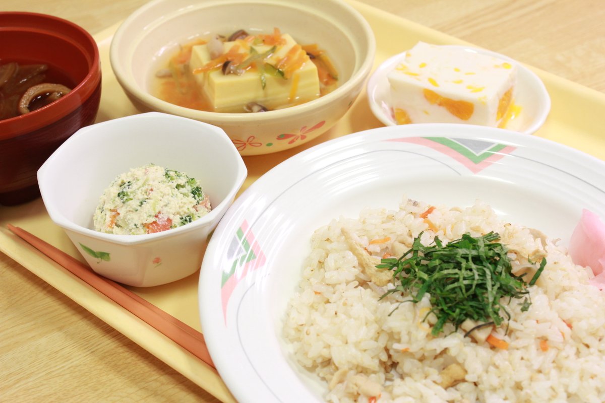 advengohan's tweet photo. 🍑+。・
＊きのこごはん
＊大根とうず麩の味噌汁
＊高野と厚焼卵の煮物
＊胡麻豆腐
＊白菜とえのきの和え物
＊パンプディング
#管理栄養士 #菜食 #ベジタリアン #vegetarian #卵乳菜食 #アドベンごはん #病院食 #グルテンミート #塩分控えめでおいしい #神戸アドベンチスト病院 #Kobeadventisthospital https://t.co/p3lMZMKl9Z