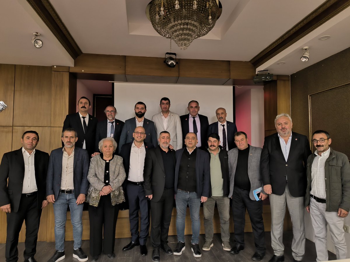 chpsivasil_'s tweet photo. İl Başkanımız Semih Balk, Merkez İlçe Başkanımız Bahset İnan Şahin ve il yöneticilerimiz; Parti Okulu çalışmaları kapsamında İl Başkanlığımızı ziyaret eden ilçe başkanlarımız ve ilçe yöneticilerimizle bir araya geldi. https://t.co/CIaR8vQLGf