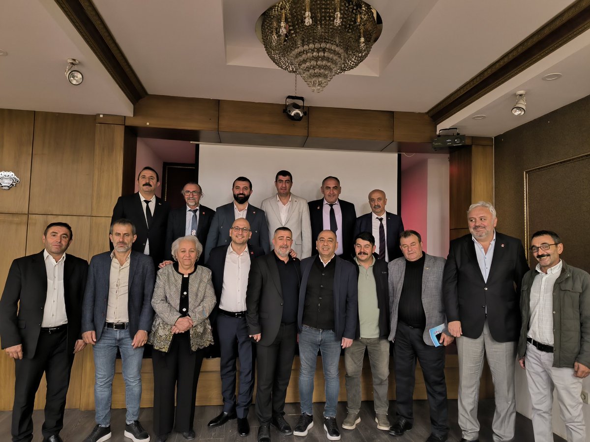 chpsivasil_'s tweet photo. İl Başkanımız Semih Balk, Merkez İlçe Başkanımız Bahset İnan Şahin ve il yöneticilerimiz; Parti Okulu çalışmaları kapsamında İl Başkanlığımızı ziyaret eden ilçe başkanlarımız ve ilçe yöneticilerimizle bir araya geldi. https://t.co/CIaR8vQLGf