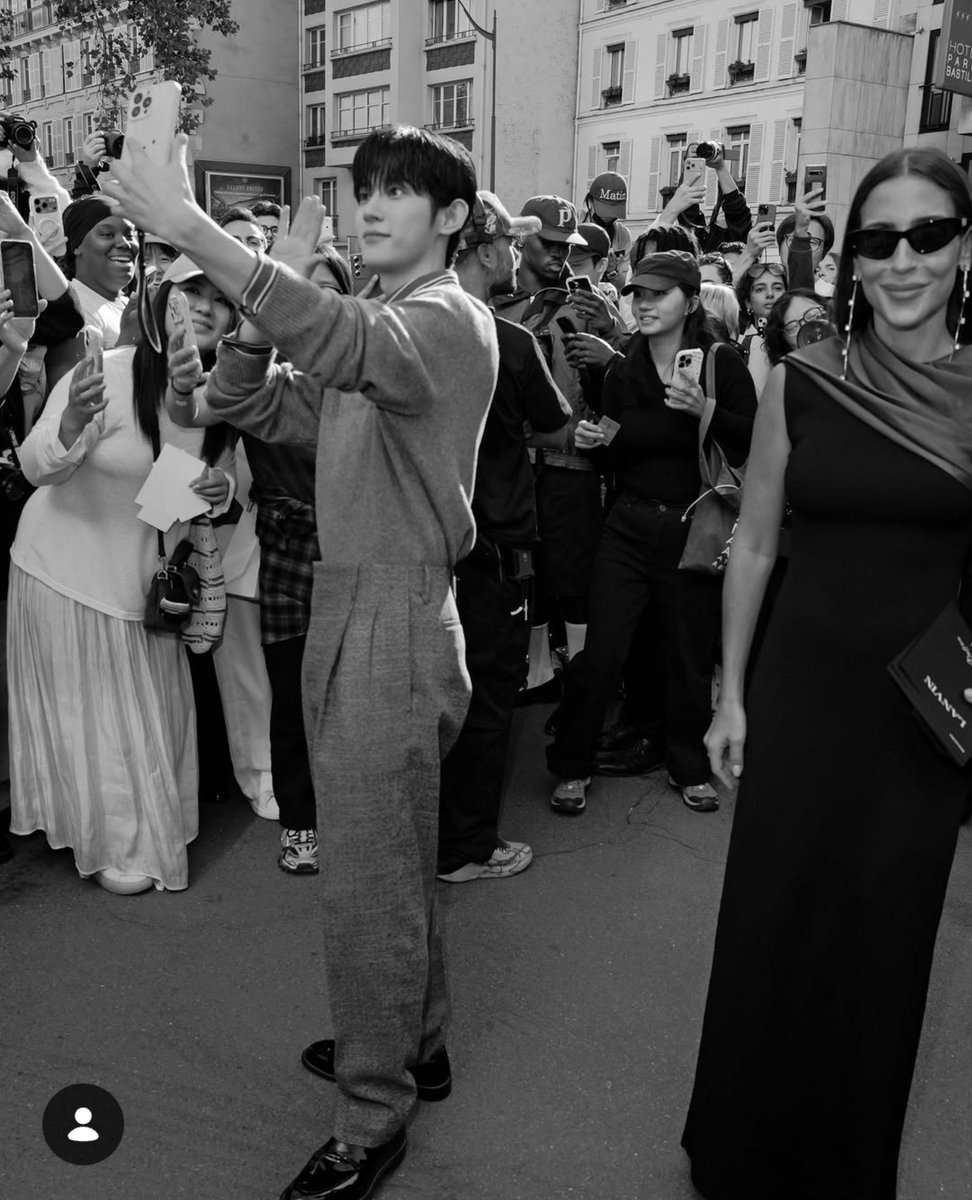 memorystarpsw's tweet photo. IG: carolepippo Update [03.10.2026]📷

This is Carolepippo, a Brazilian lifestyle and fashion creator. She shared several beautiful photos from Paris, and there is also one lovely photo of our Siwoo among them.

Everyone, please click the link below and send her a little message to thank her for sharing this photo of Siwoo with us! 😊

🔗https://t.co/lAf0ukqJ0W

PARK SIWOO AT LANVIN PFWSS27
#PARKSIWOOxLANVIN 
#LANVINPFWSS27
#PARKSIWOO