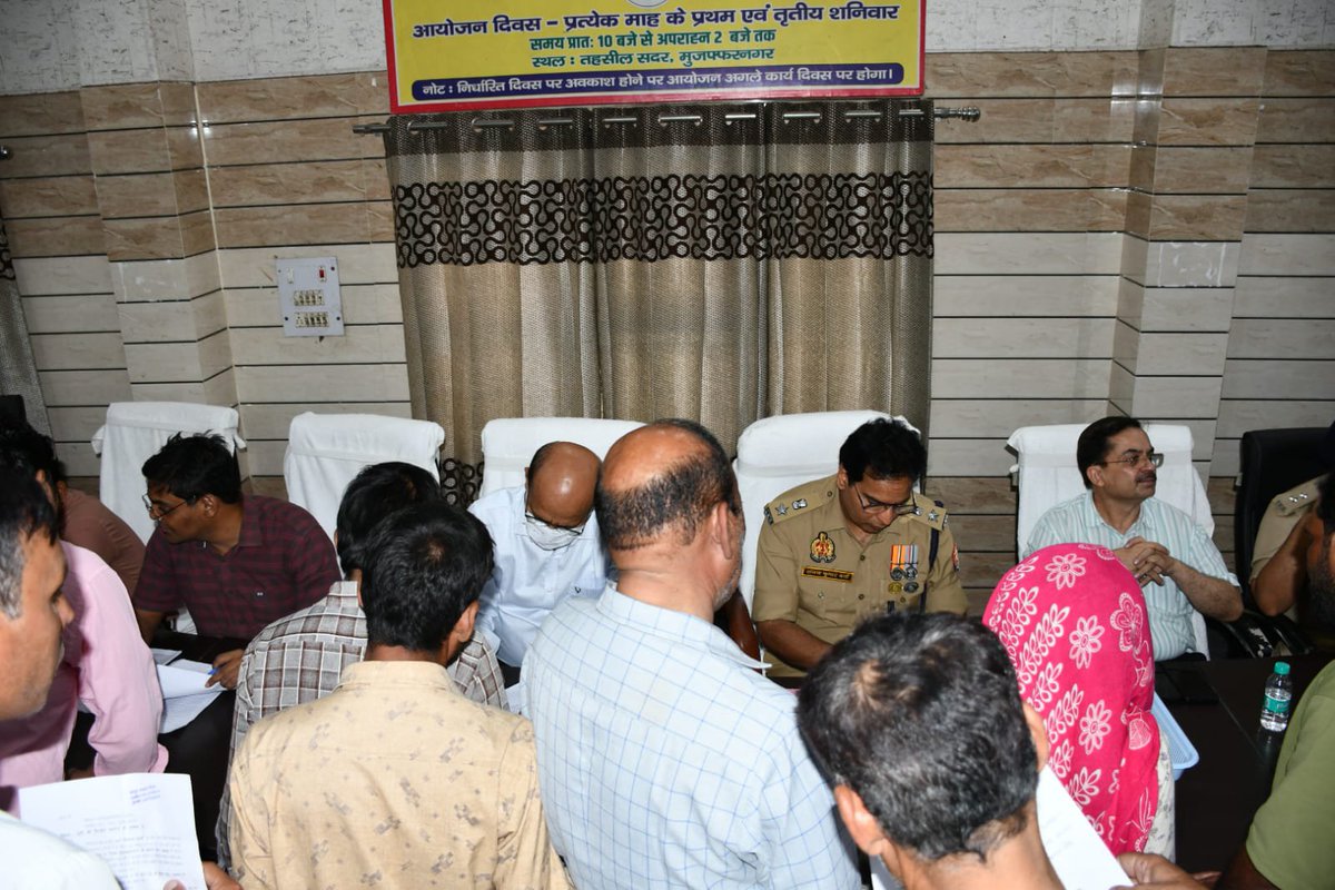 DmMuzaffarnagar's tweet photo. आज तहसील सदर, मुजफ्फरनगर में वरिष्ठ पुलिस अधीक्षक के साथ संपूर्ण समाधान दिवस की अध्यक्षता की ।

इस दौरान जनसमस्याओं को ध्यानपूर्वक सुना गया तथा समस्याओं के त्वरित एवं गुणवत्तापूर्ण निस्तारण हेतु संबंधित अधिकारियों को मौके पर जाकर शिकायतों का शत-प्रतिशत निस्तारण करने के निर्देश दिए गए।

सभी संबंधित विभागों के अधिकारियों को कड़े निर्देश दिए गए हैं कि:
• समाधान दिवस में आईं सभी शिकायतों की मौके पर जाकर निष्पक्ष जाँच करें और समयावधि में गुणवत्तापूर्ण निस्तारण सुनिश्चित करें।
• महिला अपराध संबंधी शिकायतों की जाँच प्राथमिकता के आधार पर की जाए।
• उपस्थित अधिकारियों और शिकायतकर्ताओं को साइबर अपराध एवं साइबर ठगी के संबंध में जागरूक किया गया तथा बचाव के उपायों की जानकारी देते हुए सजग रहने की अपील की गई।

इस अवसर पर मुख्य चिकित्सा अधिकारी श्री सुनील तेवतिया, सहायक पुलिस अधीक्षक श्री सिद्धार्थ के0 मिश्रा सहित पुलिस एवं प्रशासन के अन्य अधिकारीगण उपस्थित रहे।