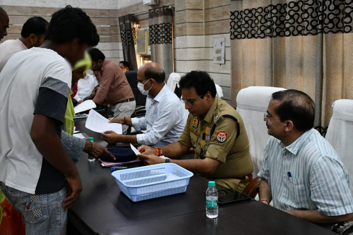 DmMuzaffarnagar's tweet photo. आज तहसील सदर, मुजफ्फरनगर में वरिष्ठ पुलिस अधीक्षक के साथ संपूर्ण समाधान दिवस की अध्यक्षता की ।

इस दौरान जनसमस्याओं को ध्यानपूर्वक सुना गया तथा समस्याओं के त्वरित एवं गुणवत्तापूर्ण निस्तारण हेतु संबंधित अधिकारियों को मौके पर जाकर शिकायतों का शत-प्रतिशत निस्तारण करने के निर्देश दिए गए।

सभी संबंधित विभागों के अधिकारियों को कड़े निर्देश दिए गए हैं कि:
• समाधान दिवस में आईं सभी शिकायतों की मौके पर जाकर निष्पक्ष जाँच करें और समयावधि में गुणवत्तापूर्ण निस्तारण सुनिश्चित करें।
• महिला अपराध संबंधी शिकायतों की जाँच प्राथमिकता के आधार पर की जाए।
• उपस्थित अधिकारियों और शिकायतकर्ताओं को साइबर अपराध एवं साइबर ठगी के संबंध में जागरूक किया गया तथा बचाव के उपायों की जानकारी देते हुए सजग रहने की अपील की गई।

इस अवसर पर मुख्य चिकित्सा अधिकारी श्री सुनील तेवतिया, सहायक पुलिस अधीक्षक श्री सिद्धार्थ के0 मिश्रा सहित पुलिस एवं प्रशासन के अन्य अधिकारीगण उपस्थित रहे।