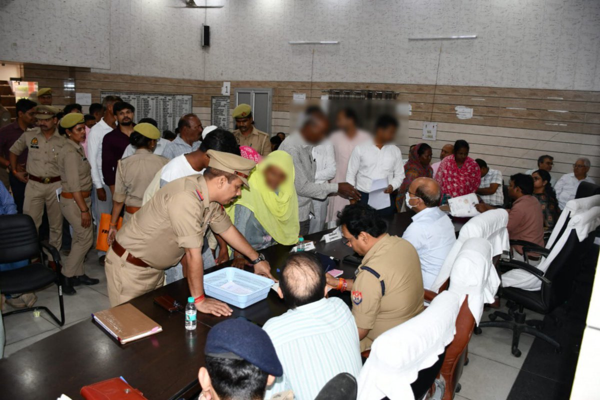 DmMuzaffarnagar's tweet photo. आज तहसील सदर, मुजफ्फरनगर में वरिष्ठ पुलिस अधीक्षक के साथ संपूर्ण समाधान दिवस की अध्यक्षता की ।

इस दौरान जनसमस्याओं को ध्यानपूर्वक सुना गया तथा समस्याओं के त्वरित एवं गुणवत्तापूर्ण निस्तारण हेतु संबंधित अधिकारियों को मौके पर जाकर शिकायतों का शत-प्रतिशत निस्तारण करने के निर्देश दिए गए।

सभी संबंधित विभागों के अधिकारियों को कड़े निर्देश दिए गए हैं कि:
• समाधान दिवस में आईं सभी शिकायतों की मौके पर जाकर निष्पक्ष जाँच करें और समयावधि में गुणवत्तापूर्ण निस्तारण सुनिश्चित करें।
• महिला अपराध संबंधी शिकायतों की जाँच प्राथमिकता के आधार पर की जाए।
• उपस्थित अधिकारियों और शिकायतकर्ताओं को साइबर अपराध एवं साइबर ठगी के संबंध में जागरूक किया गया तथा बचाव के उपायों की जानकारी देते हुए सजग रहने की अपील की गई।

इस अवसर पर मुख्य चिकित्सा अधिकारी श्री सुनील तेवतिया, सहायक पुलिस अधीक्षक श्री सिद्धार्थ के0 मिश्रा सहित पुलिस एवं प्रशासन के अन्य अधिकारीगण उपस्थित रहे।