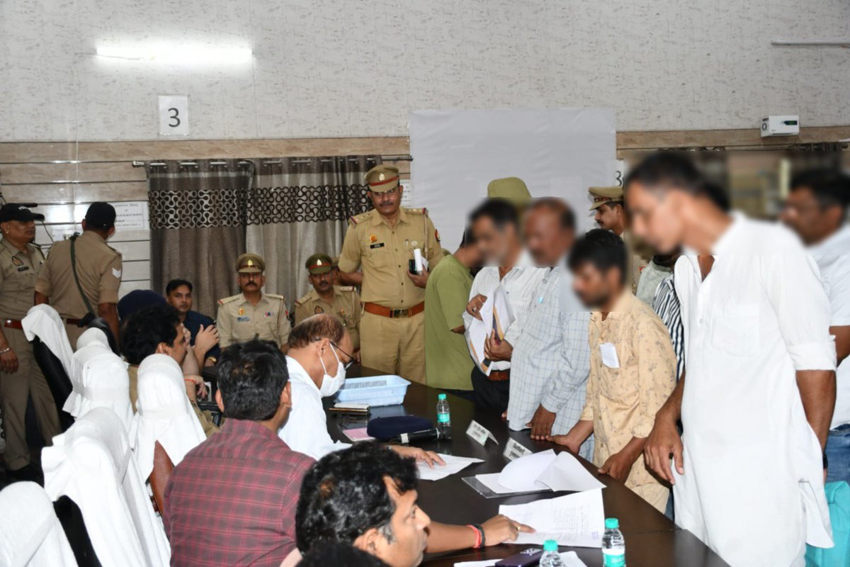 DmMuzaffarnagar's tweet photo. आज तहसील सदर, मुजफ्फरनगर में वरिष्ठ पुलिस अधीक्षक के साथ संपूर्ण समाधान दिवस की अध्यक्षता की ।

इस दौरान जनसमस्याओं को ध्यानपूर्वक सुना गया तथा समस्याओं के त्वरित एवं गुणवत्तापूर्ण निस्तारण हेतु संबंधित अधिकारियों को मौके पर जाकर शिकायतों का शत-प्रतिशत निस्तारण करने के निर्देश दिए गए।

सभी संबंधित विभागों के अधिकारियों को कड़े निर्देश दिए गए हैं कि:
• समाधान दिवस में आईं सभी शिकायतों की मौके पर जाकर निष्पक्ष जाँच करें और समयावधि में गुणवत्तापूर्ण निस्तारण सुनिश्चित करें।
• महिला अपराध संबंधी शिकायतों की जाँच प्राथमिकता के आधार पर की जाए।
• उपस्थित अधिकारियों और शिकायतकर्ताओं को साइबर अपराध एवं साइबर ठगी के संबंध में जागरूक किया गया तथा बचाव के उपायों की जानकारी देते हुए सजग रहने की अपील की गई।

इस अवसर पर मुख्य चिकित्सा अधिकारी श्री सुनील तेवतिया, सहायक पुलिस अधीक्षक श्री सिद्धार्थ के0 मिश्रा सहित पुलिस एवं प्रशासन के अन्य अधिकारीगण उपस्थित रहे।