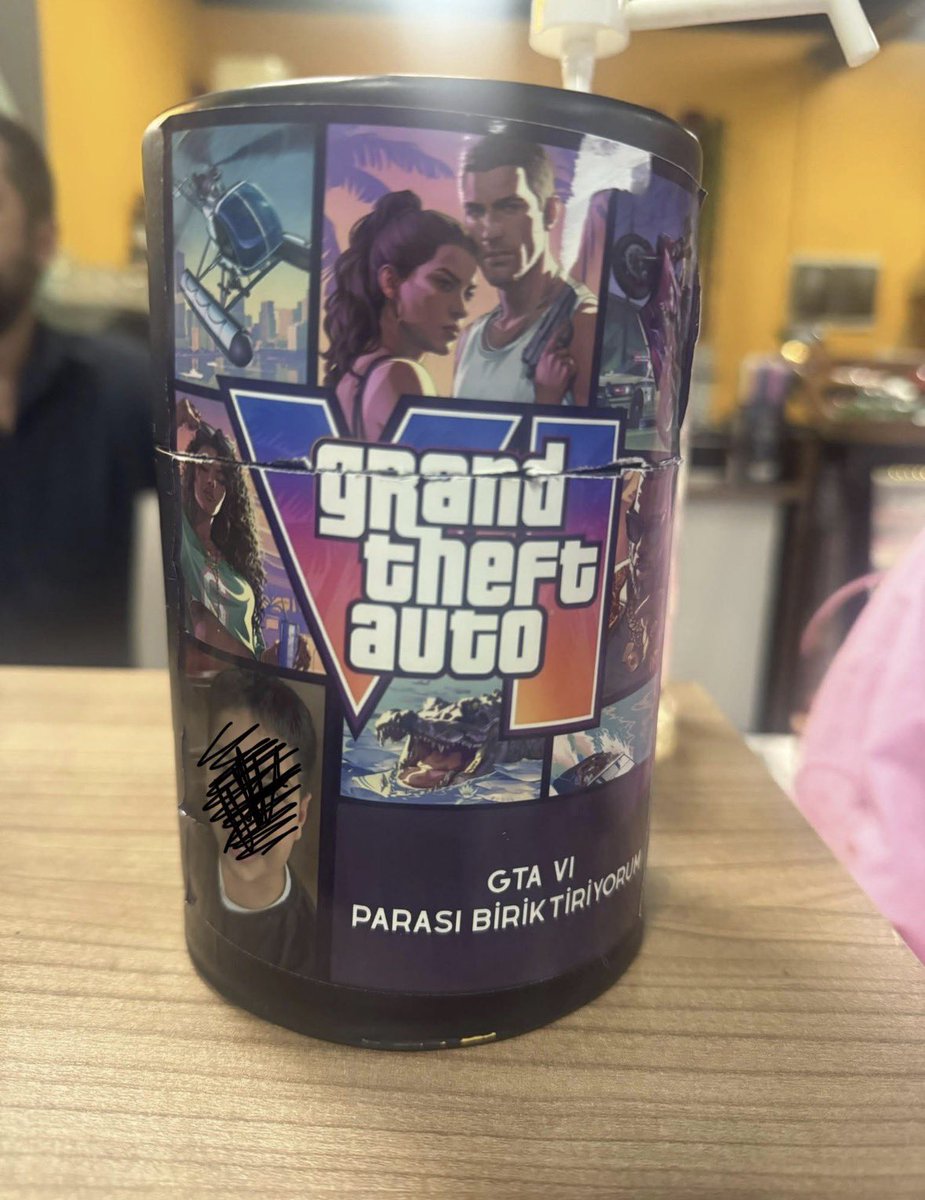 rockstarturk's tweet photo. Okuldan kalan zamanlarında babasının kafesinde yardım eden bu küçük arkadaş, GTA 6 alabilmek için kendine bir bahşiş kutusu hazırlamış. 🥹🎮 https://t.co/0fgoTupEF6