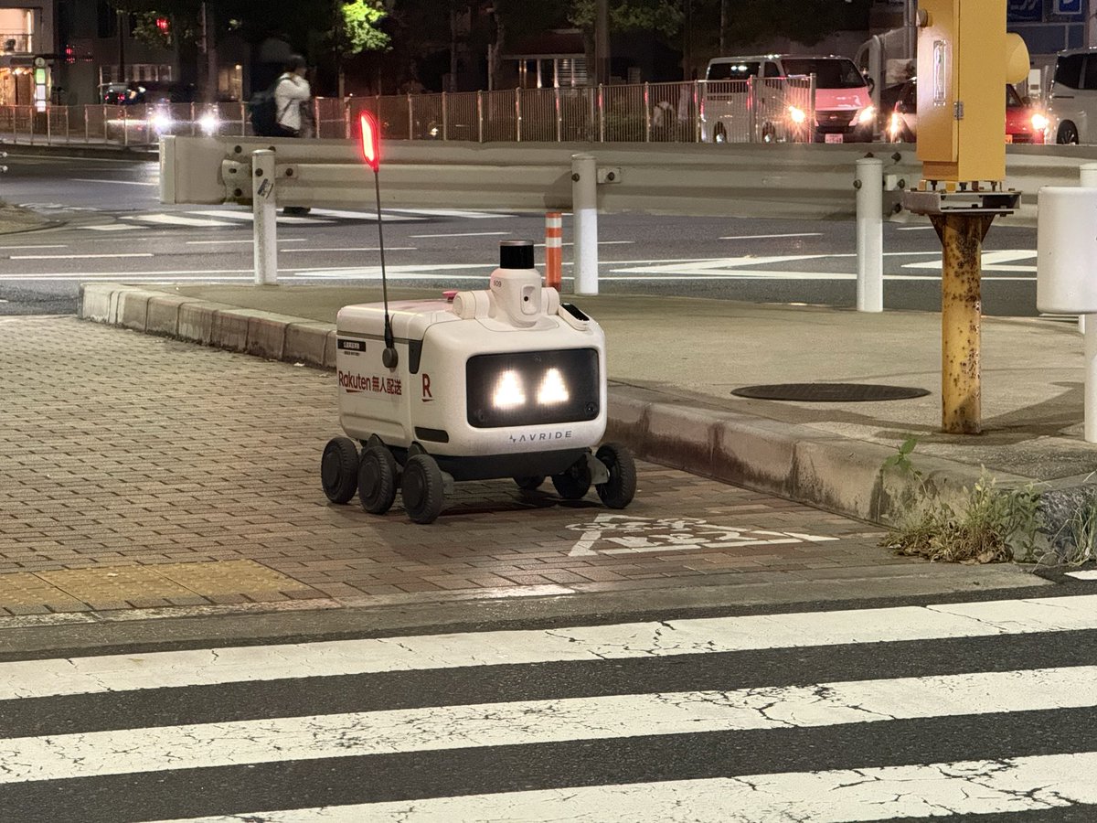 _ookoo_'s tweet photo. 月島でみかけた無人配送ロボット https://t.co/K5S9ACBG2g