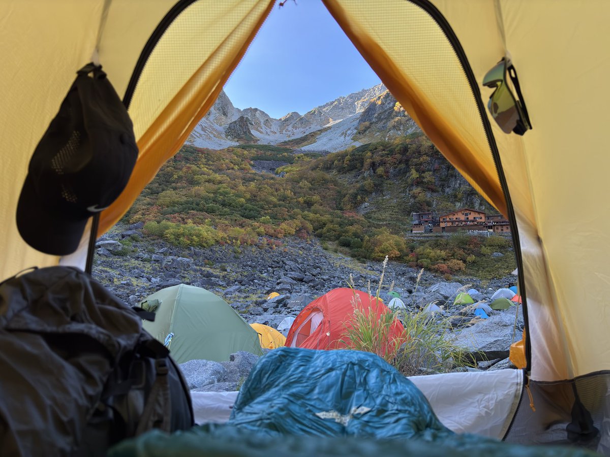 alps94_m's tweet photo. 今回は涸沢でテント泊でした⛰️涸沢小屋で生ビール飲んで、テントで紅葉眺めながらゴロゴロする最高の有給消化…！！💯 https://t.co/SjblDzGyR1