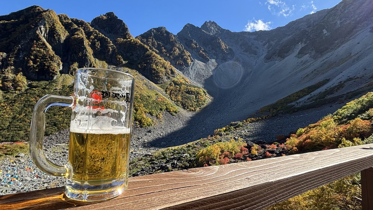 alps94_m's tweet photo. 今回は涸沢でテント泊でした⛰️涸沢小屋で生ビール飲んで、テントで紅葉眺めながらゴロゴロする最高の有給消化…！！💯 https://t.co/SjblDzGyR1