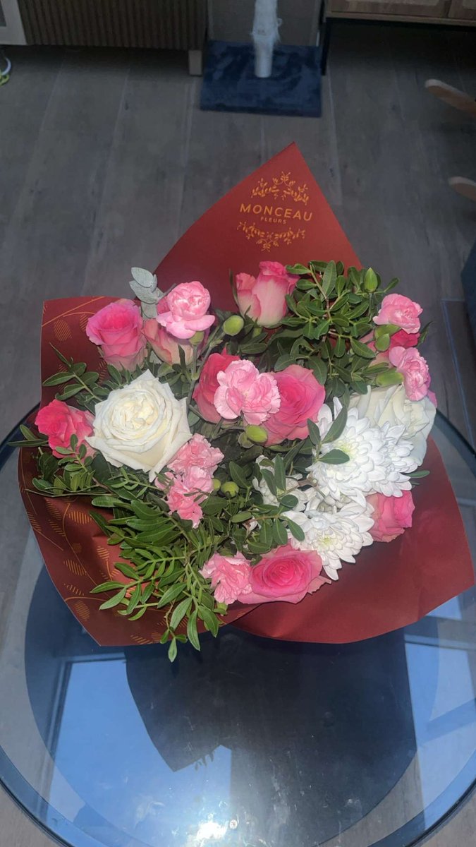 PistacheduDzer's tweet photo. Bonjour @Interflora j’ai fait livrer un bouquet hier mais il ne ressemble en rien au bouquet choisi. Super déçue ! https://t.co/g2dJoyS189