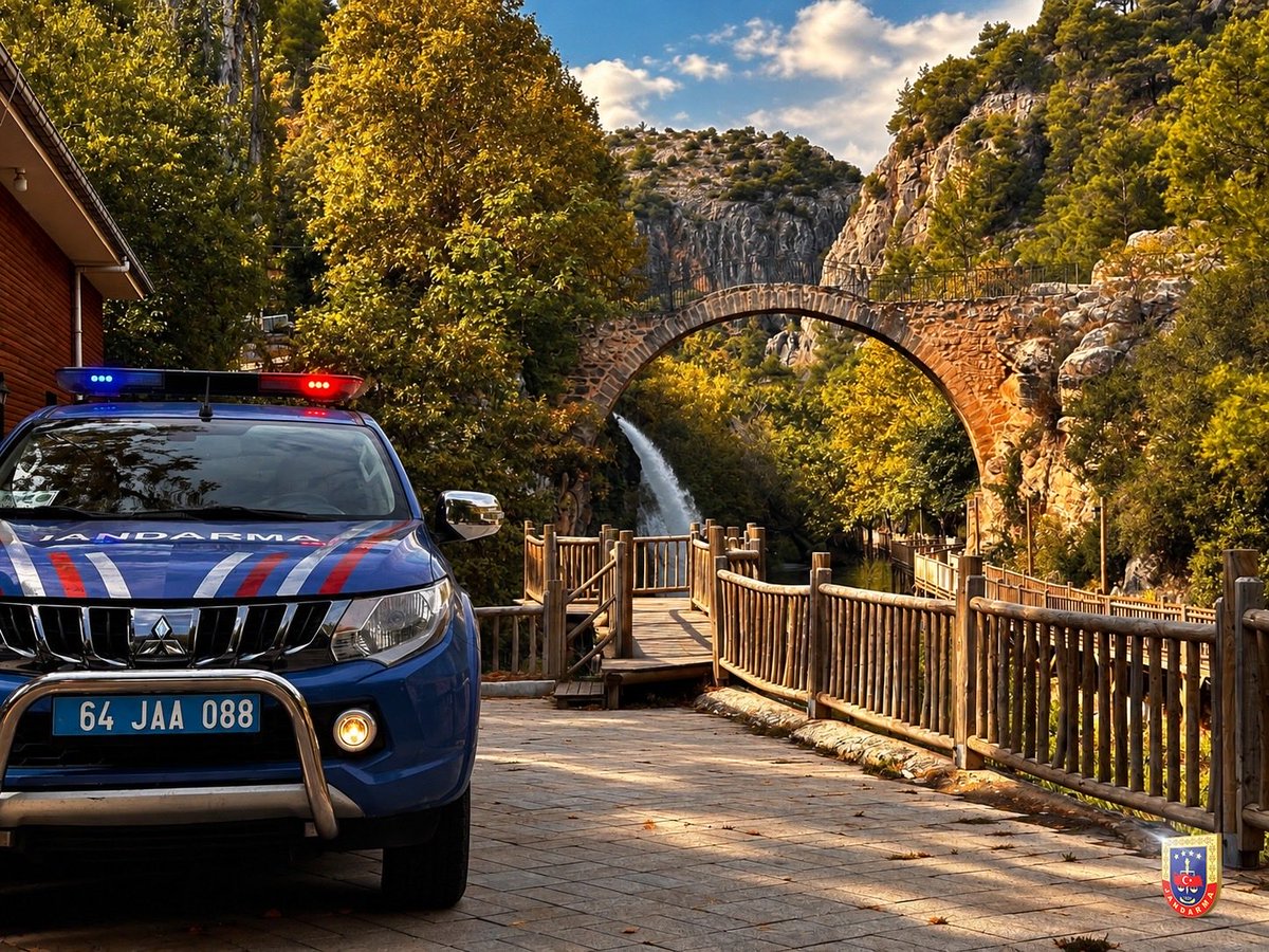 jandarma's tweet photo. Uşak Clandras Köprüsü’nde doğanın ve tarihin eşsiz atmosferinde vatandaşlarımızın huzur ve güvenliği için görevdeyiz. 🚔🌉🇹🇷

📍 Uşak Clandras Köprüsü https://t.co/fmgl0XArhd