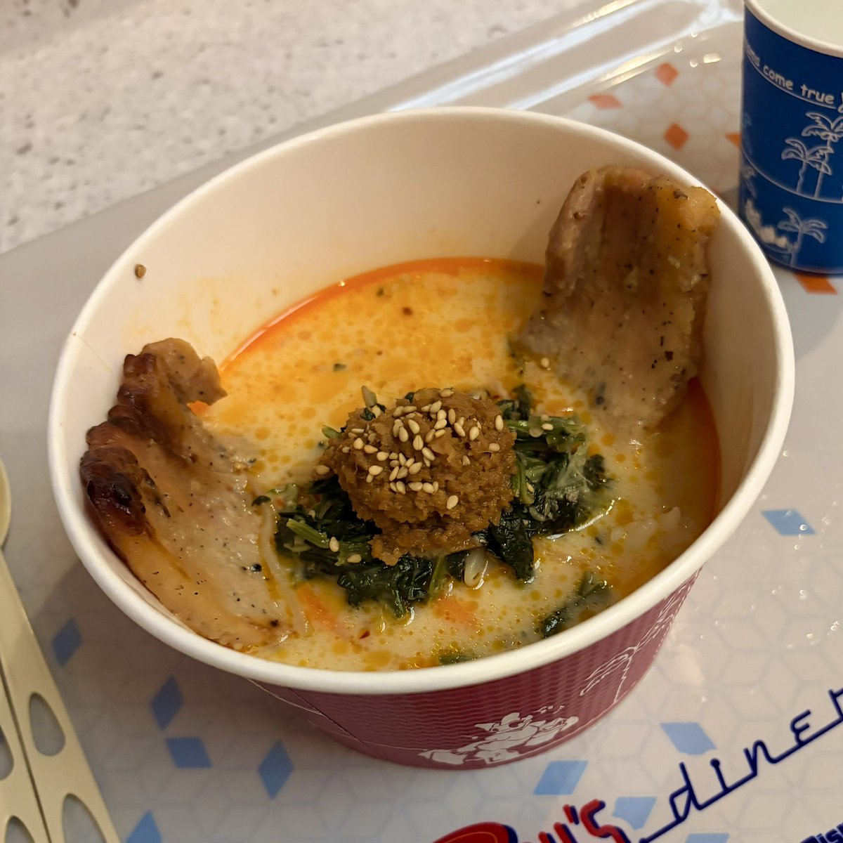 May57_D's tweet photo. わははー！🐙🫧
アースラのダンサーさんとっても綺麗で最高に可愛かった〜✨

Dグル4は抽選当たらなかったけど、良い感じに隙間からお兄さんが観られて本当に嬉しかった🥰
歌も上手くて素敵！

クッパめちゃくちゃ美味しかった。
夜に食べたから沁みた。
楽しかったな。
余韻で今でもニヤけちゃうよ。 https://t.co/ZecP8alTu4
