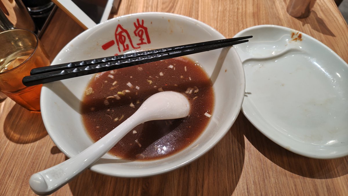 touryu2's tweet photo. おお〜これはこれは…
あっさり煮干し系。
そして、この麺が合いますねぇ。
これはこれは偏見でした。

煮干し系の中華そばは中々聞かないですね。
ん、一つあったかな？
まあ、餃子は本当にひと口でイケます。
因みに

美味い！
素晴らしい！
ごちそうさまでした〜

ごちそうさまでした〜 https://t.co/ttkHjk92KH