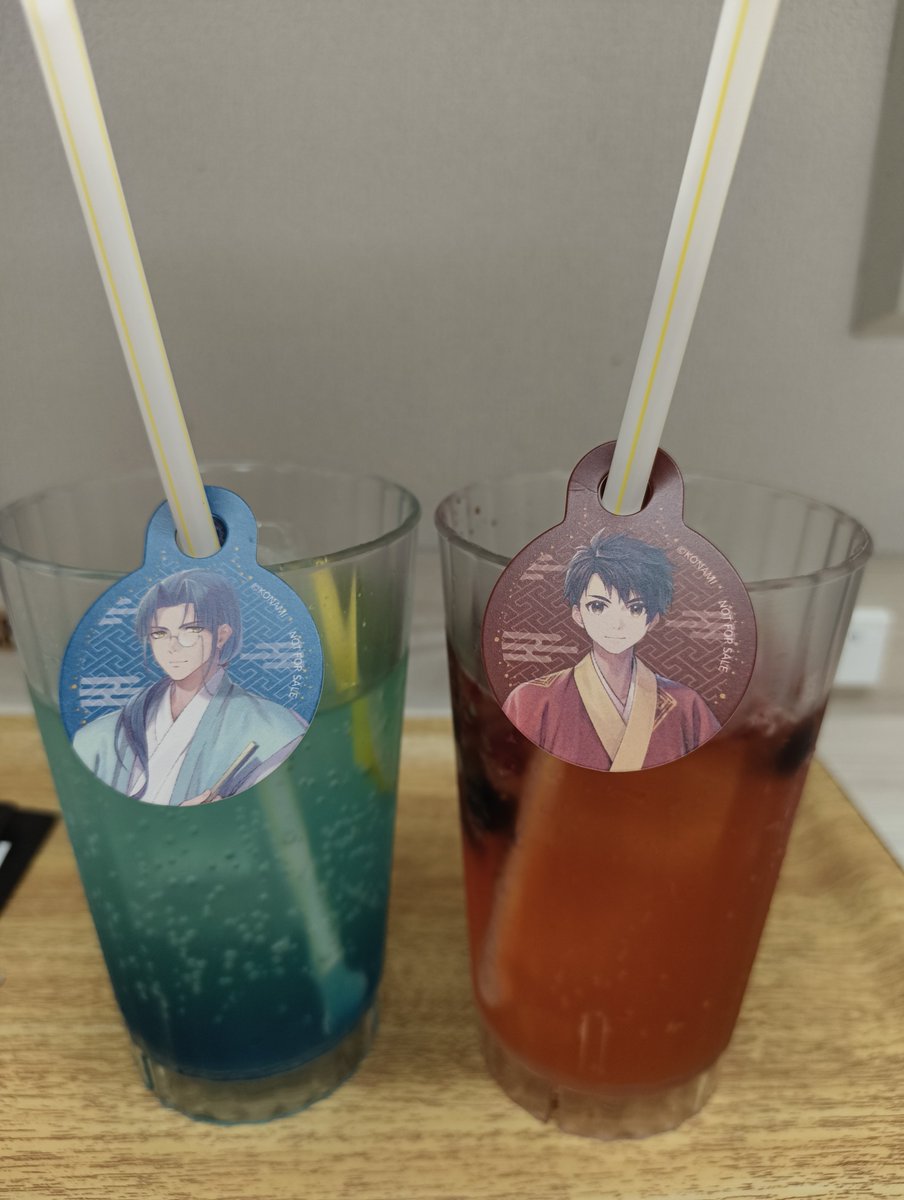 1cha0's tweet photo. 幻水SPコラボ中の極楽湯さん、カフェ店舗に行ってきた。
取説、無事にいただけましたー！！��　改めて先日情報くださった皆様ありがとうございました！
本日の戦利品と、若とシャプ師のドリンクを添えて。
装飾とかスタンプラリーとか楽しかったです！ https://t.co/RdifapNbmu