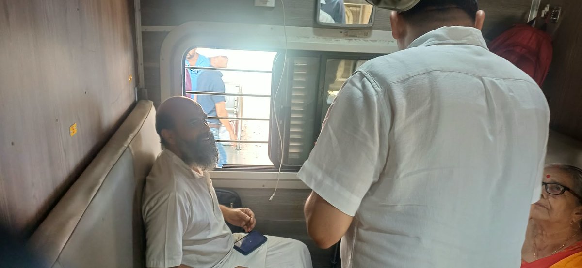 NWRailways's tweet photo. उत्तर पश्चिम रेलवे मना रहा है  स्वच्छता पखवाड़ा–2026
 01-15 अक्टूबर 2026
स्वच्छता पखवाड़ा के अंतर्गत जोधपुर मंडल पर मंडल रेल प्रबंधक ने जोधपुर रेलवे स्टेशन तथा ट्रेनों का निरीक्षण किया तथा यात्रियों से ट्रेनों , स्टेशन पर स्वच्छता पर उनके फीडबैक एवं सुझाव भी लिए
#SwachhataHiSeva 🧹 #SHS2026 #SWMRules2026 #SwachhataPakhwada #SwachhataPakhwada2026 #SwachhBharat #ViksitBharat #IndianRailways #NorthWesternRailway
@RailMinIndia @AshwiniVaishnaw @VSOMANNA_BJP
@DRMJaipur_ @DRMJodhpurNWR @DrmAjmer
@drmbikaner