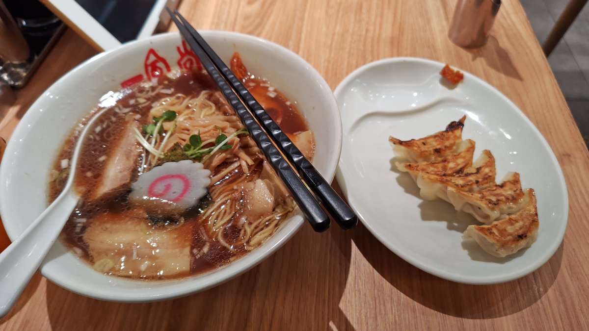 touryu2's tweet photo. 今回は変わった趣向で、一風堂になります。

豚骨なんで…
と、思ったら醤油ありましたか。
というわけで、
中華そばです。

おお〜いい香り〜
これは…煮干し系かな？

いただきます〜 https://t.co/5IR7e5FLuP