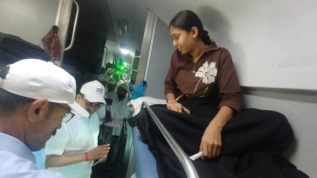 NWRailways's tweet photo. उत्तर पश्चिम रेलवे मना रहा है  स्वच्छता पखवाड़ा–2026
 01-15 अक्टूबर 2026
स्वच्छता पखवाड़ा के अंतर्गत जोधपुर मंडल पर मंडल रेल प्रबंधक ने जोधपुर रेलवे स्टेशन तथा ट्रेनों का निरीक्षण किया तथा यात्रियों से ट्रेनों , स्टेशन पर स्वच्छता पर उनके फीडबैक एवं सुझाव भी लिए
#SwachhataHiSeva 🧹 #SHS2026 #SWMRules2026 #SwachhataPakhwada #SwachhataPakhwada2026 #SwachhBharat #ViksitBharat #IndianRailways #NorthWesternRailway
@RailMinIndia @AshwiniVaishnaw @VSOMANNA_BJP
@DRMJaipur_ @DRMJodhpurNWR @DrmAjmer
@drmbikaner