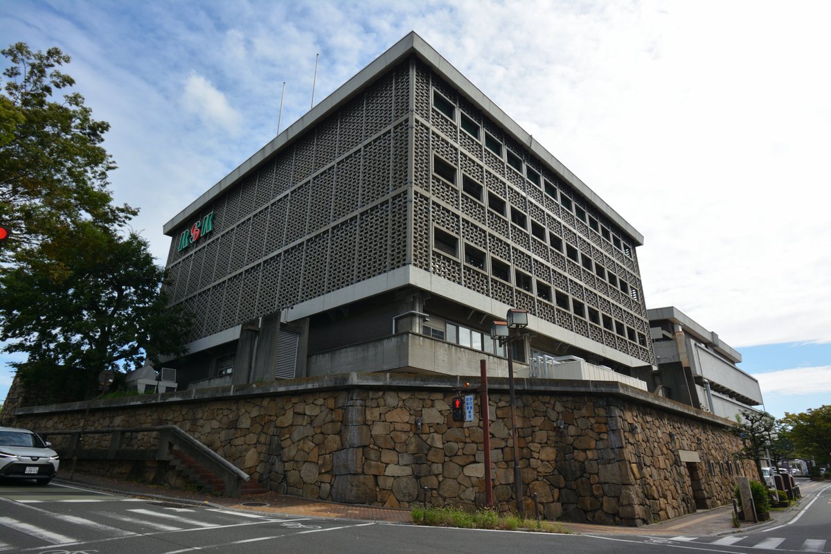 ARCHITEKTUR_SHI's tweet photo. 山陽放送会館、今中に入れるんだ！
放送局時代は中に入れなかったからまた行かないと…建築としても非常にかっこいいです。 https://t.co/qPWira1yvN