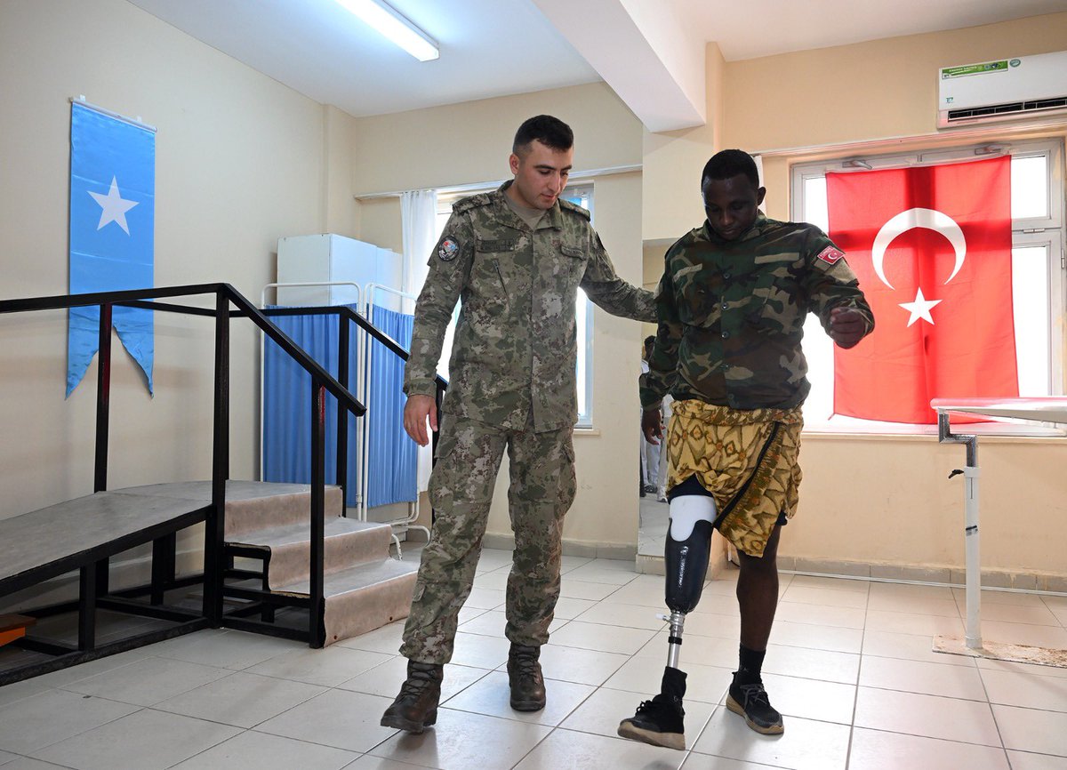 tcsavunma's tweet photo. 🇹🇷🇸🇴 Dostluk, dayanışmayla güçleniyor.

Somali Türk Görev Kuvveti Komutanlığımız tarafından yürütülen Sivil Asker İş Birliği faaliyetleri kapsamında, Somali Recep Tayyip Erdoğan Eğitim ve Araştırma Hastanesinde “Protez Bacak Yardımı” projesi gerçekleştirildi.

Proje kapsamında, çeşitli nedenlerle bacaklarını kaybeden Somali Silahlı Kuvvetleri mensubu 5 gaziye protez bacak desteği sağlandı.

Somalili kardeşlerimizin yanında olmaya devam ediyoruz. 🇹🇷🤝🇸🇴

#MillîSavunmaBakanlığı