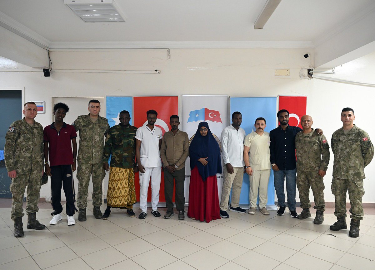 tcsavunma's tweet photo. 🇹🇷🇸🇴 Dostluk, dayanışmayla güçleniyor.

Somali Türk Görev Kuvveti Komutanlığımız tarafından yürütülen Sivil Asker İş Birliği faaliyetleri kapsamında, Somali Recep Tayyip Erdoğan Eğitim ve Araştırma Hastanesinde “Protez Bacak Yardımı” projesi gerçekleştirildi.

Proje kapsamında, çeşitli nedenlerle bacaklarını kaybeden Somali Silahlı Kuvvetleri mensubu 5 gaziye protez bacak desteği sağlandı.

Somalili kardeşlerimizin yanında olmaya devam ediyoruz. 🇹🇷🤝🇸🇴

#MillîSavunmaBakanlığı