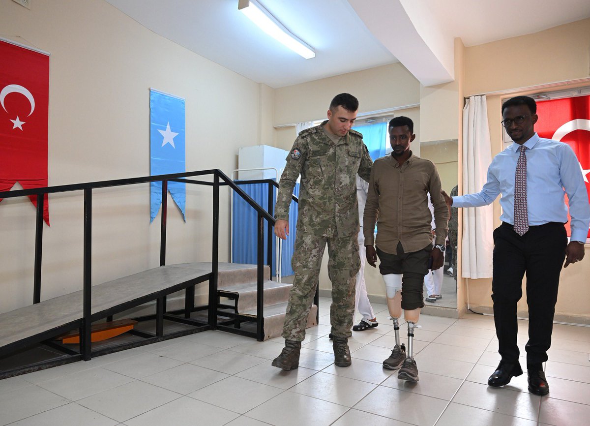 tcsavunma's tweet photo. 🇹🇷🇸🇴 Dostluk, dayanışmayla güçleniyor.

Somali Türk Görev Kuvveti Komutanlığımız tarafından yürütülen Sivil Asker İş Birliği faaliyetleri kapsamında, Somali Recep Tayyip Erdoğan Eğitim ve Araştırma Hastanesinde “Protez Bacak Yardımı” projesi gerçekleştirildi.

Proje kapsamında, çeşitli nedenlerle bacaklarını kaybeden Somali Silahlı Kuvvetleri mensubu 5 gaziye protez bacak desteği sağlandı.

Somalili kardeşlerimizin yanında olmaya devam ediyoruz. 🇹🇷🤝🇸🇴

#MillîSavunmaBakanlığı