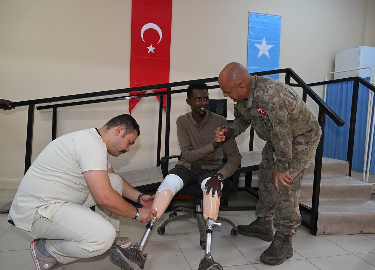 tcsavunma's tweet photo. 🇹🇷🇸🇴 Dostluk, dayanışmayla güçleniyor.

Somali Türk Görev Kuvveti Komutanlığımız tarafından yürütülen Sivil Asker İş Birliği faaliyetleri kapsamında, Somali Recep Tayyip Erdoğan Eğitim ve Araştırma Hastanesinde “Protez Bacak Yardımı” projesi gerçekleştirildi.

Proje kapsamında, çeşitli nedenlerle bacaklarını kaybeden Somali Silahlı Kuvvetleri mensubu 5 gaziye protez bacak desteği sağlandı.

Somalili kardeşlerimizin yanında olmaya devam ediyoruz. 🇹🇷🤝🇸🇴

#MillîSavunmaBakanlığı