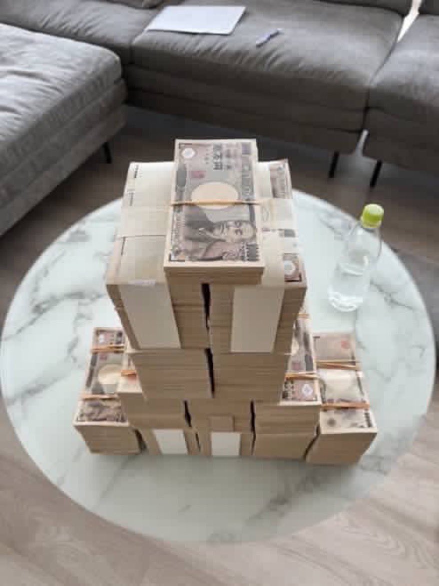 dickko488real's tweet photo. もし今日、あなたの銀行口座に200万円が突然振り込まれたら…💴 https://t.co/T9aBsn13rj