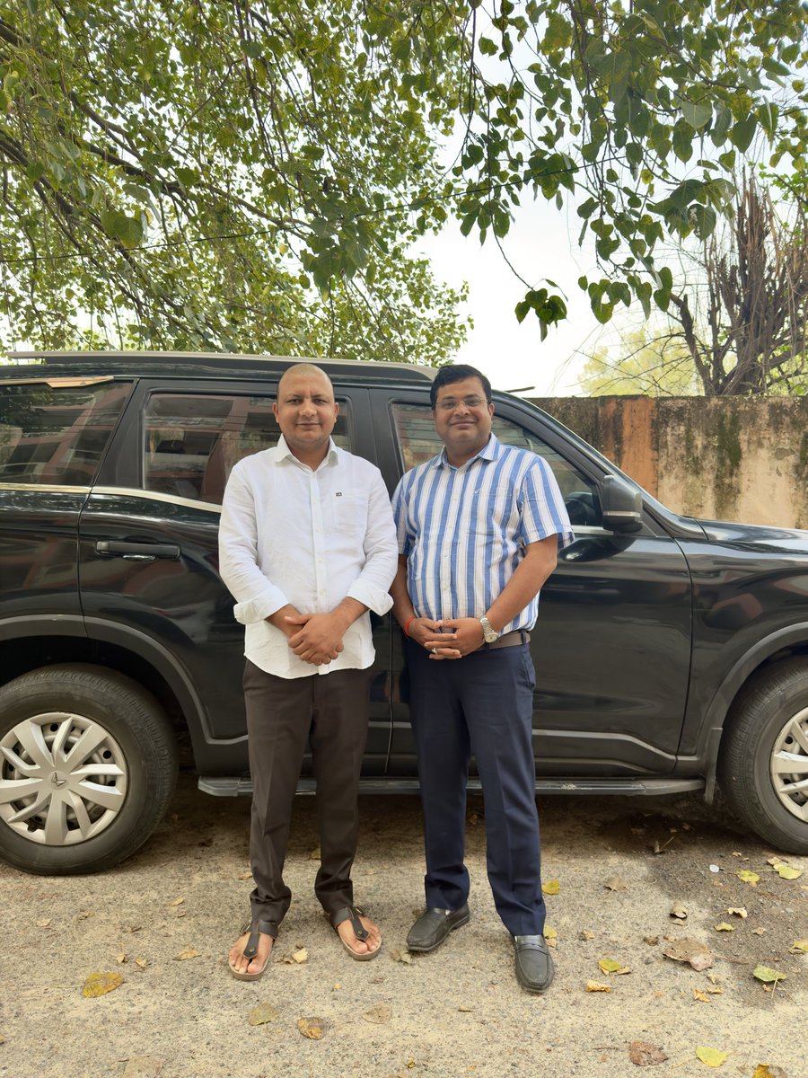 SawarnArmychief's tweet photo. आज लखनऊ में सवर्ण आर्मी के वरिष्ठ राष्ट्रीय उपाध्यक्ष डॉ. उत्पल श्रीवास्तव जी से सुखद मुलाकात हुई। इस दौरान संगठन के आगामी कार्यक्रमों को लेकर सार्थक चर्चा एवं विचार-विमर्श हुआ। https://t.co/Zs2z29vt4M
